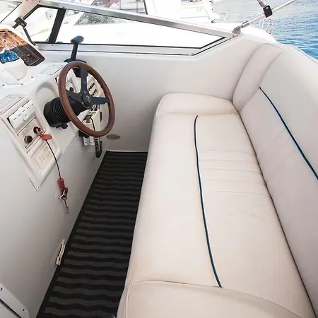 Ботель Crownline Boat *