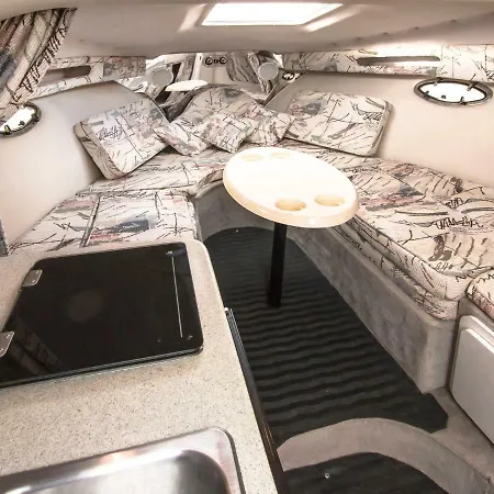 Ботель Crownline Boat