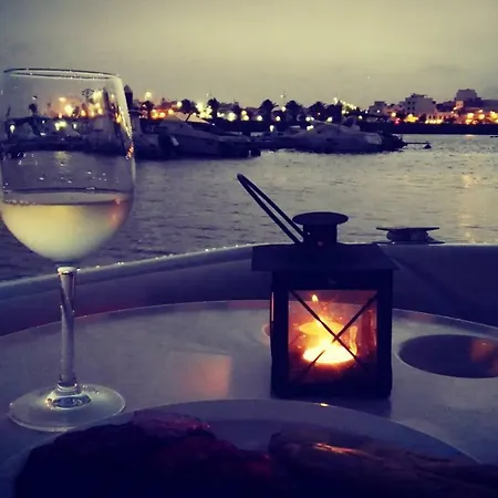 Crownline Boat Ботель