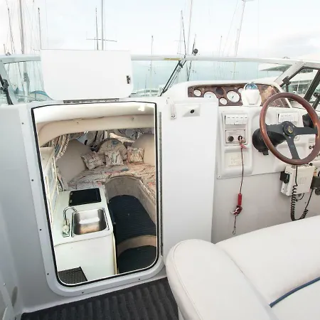 Ботель Crownline Boat Арресифе