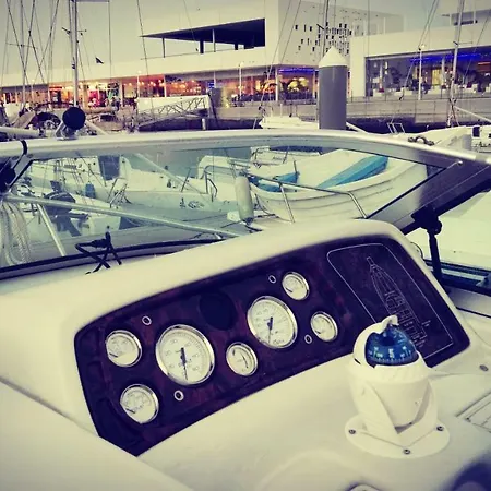 Crownline Boat Ботель